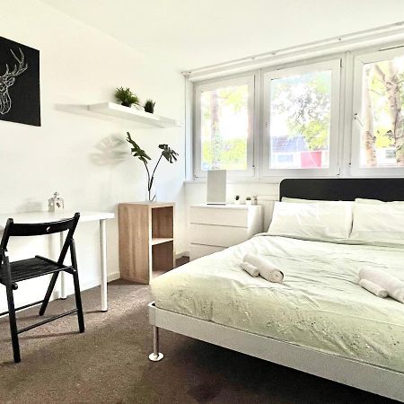 Private Bedrooms In A Flat! Home Away From Home! Shared Bathroom 伦敦 外观 照片