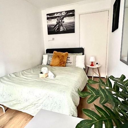 Private Bedrooms In A Flat! Home Away From Home! Shared Bathroom 伦敦 外观 照片