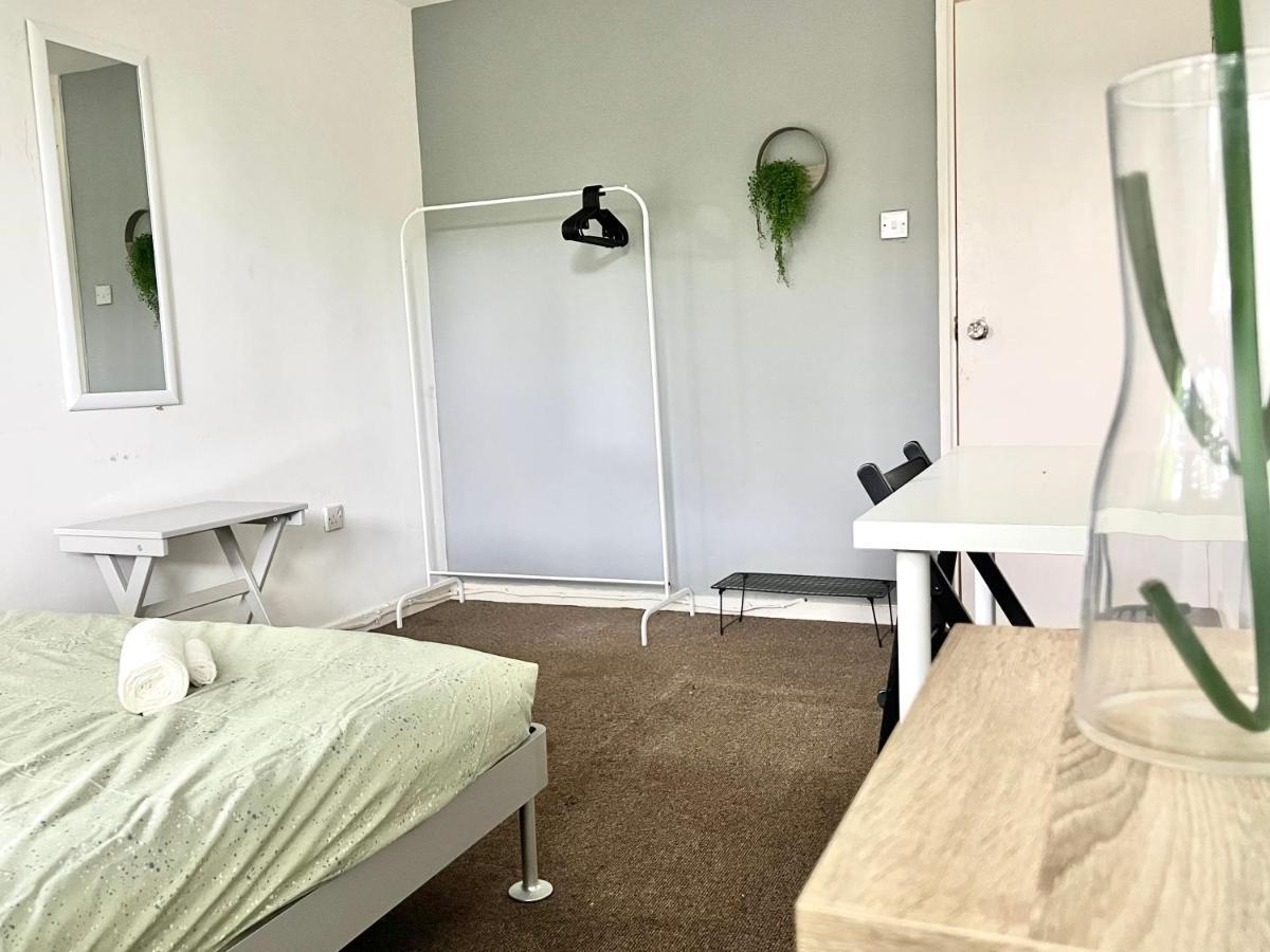 Private Bedrooms In A Flat! Home Away From Home! Shared Bathroom 伦敦 外观 照片