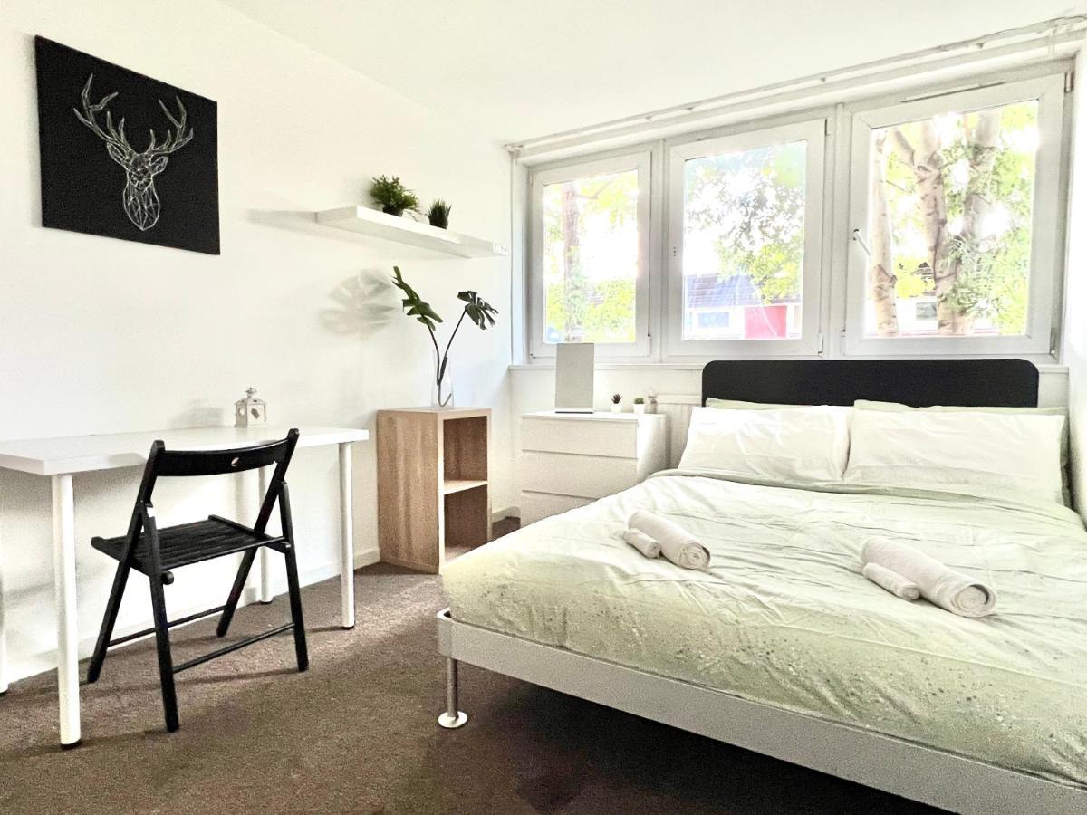 Private Bedrooms In A Flat! Home Away From Home! Shared Bathroom 伦敦 外观 照片