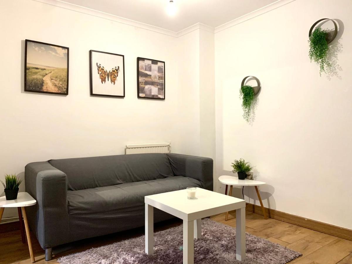 Private Bedrooms In A Flat! Home Away From Home! Shared Bathroom 伦敦 外观 照片