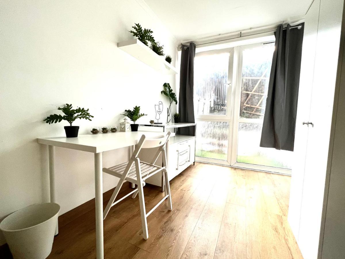 Private Bedrooms In A Flat! Home Away From Home! Shared Bathroom 伦敦 外观 照片